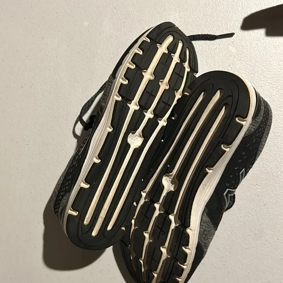 New balance - Picture 2 of 2